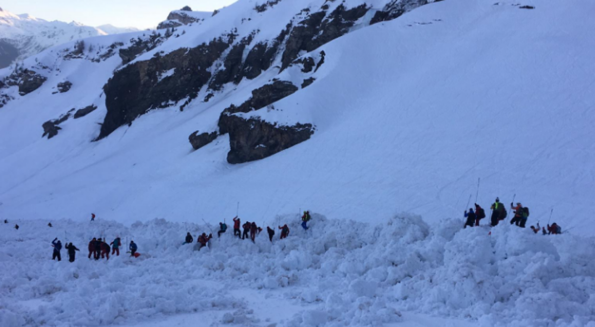 Vídeo impressionante mostra esquiador fugindo de avalanche que deixou ...