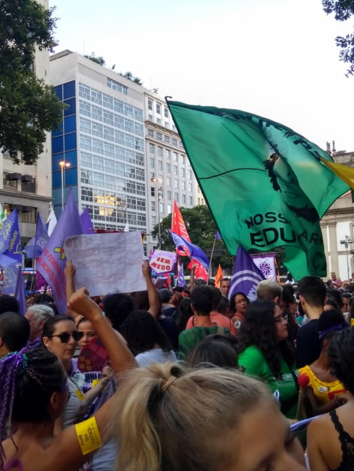 Mulheres tomam ruas em ato na Candelária