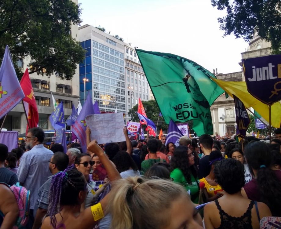 Mulheres tomam ruas em ato na Candelária