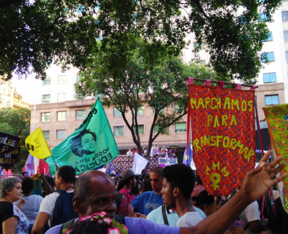 Mulheres tomam ruas em ato na Candelária