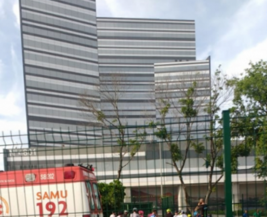 Artur Vinicius Sales, de 43 anos, foi levado ao Hospital Municipal Louren&ccedil;o Jorge, mas n&atilde;o resistiu