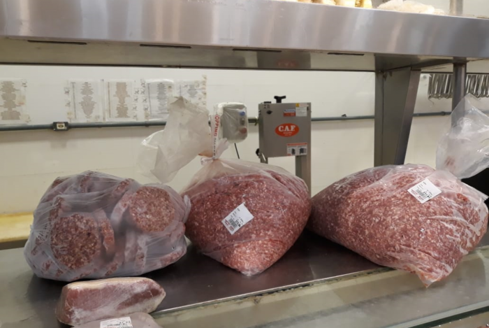 Fiscais descartam quase uma tonelada de alimentos de açougue em Campo Grande