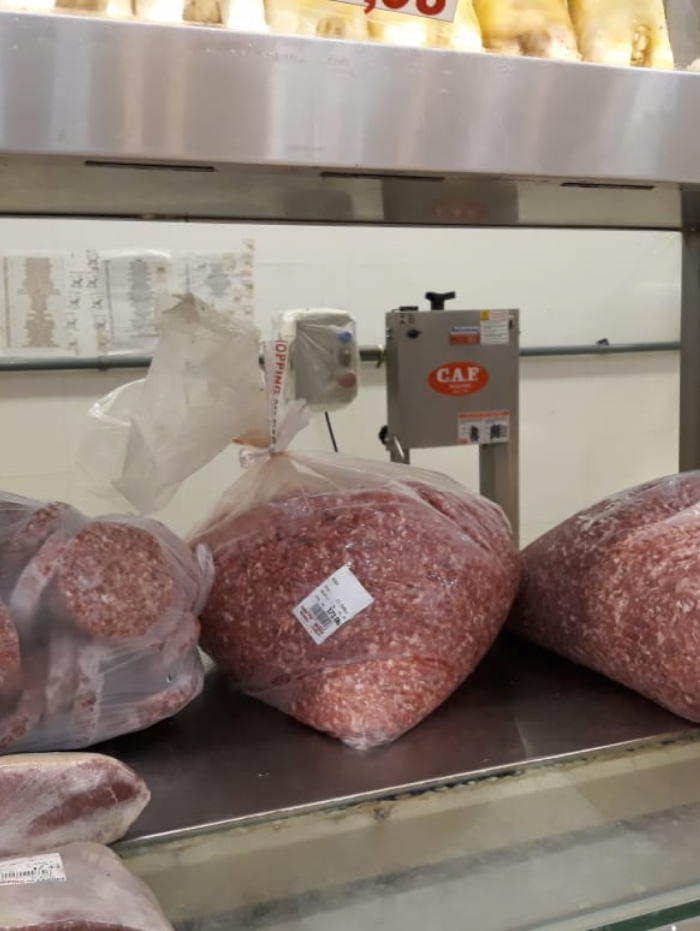 Fiscais descartam quase uma tonelada de alimentos de a&ccedil;ougue em Campo Grande