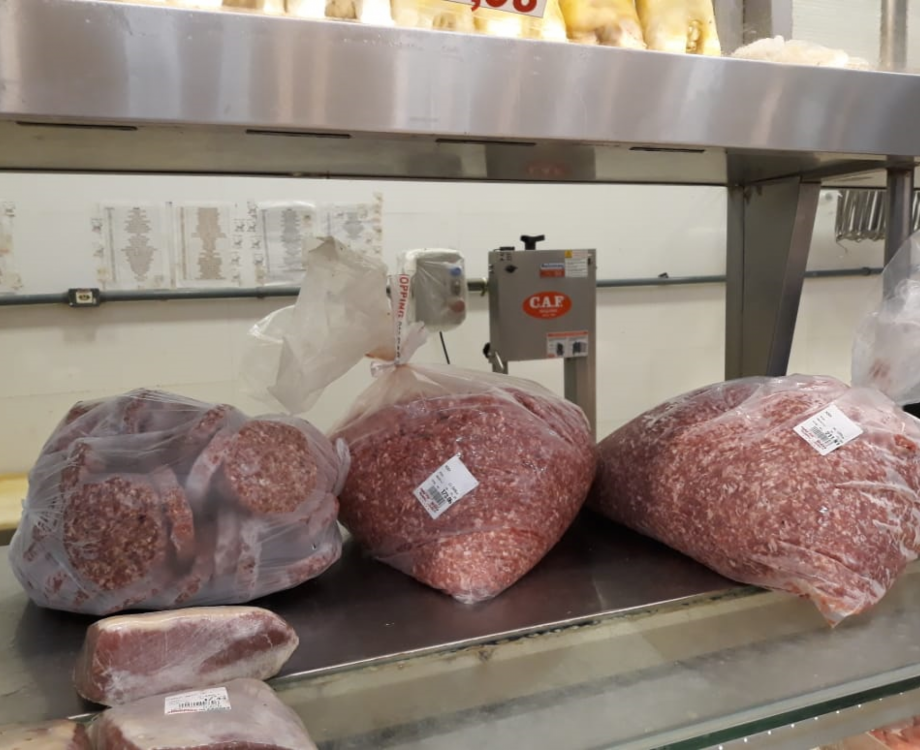 Fiscais descartam quase uma tonelada de alimentos de a&ccedil;ougue em Campo Grande