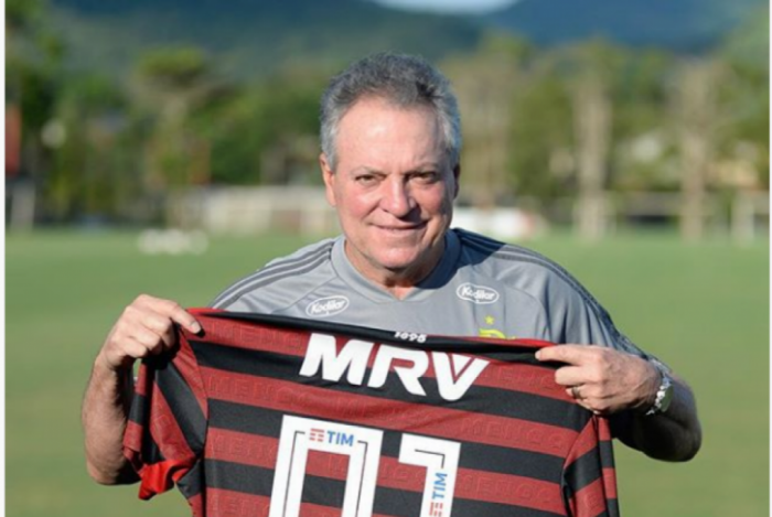 Abel Braga exibe a camisa personalizada que recebeu de presente dos jogadores do Flamengo