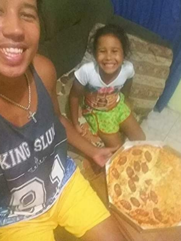 Nicoly deixou de comer o lanche que queria para dá-lo ao morador de rua 