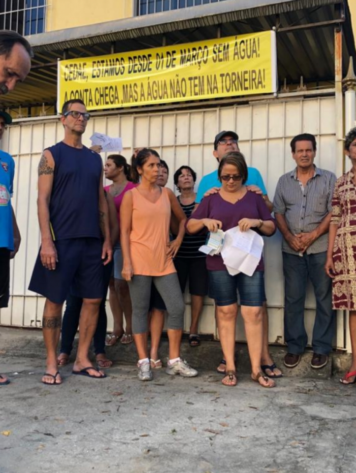Moradores fizeram faixa como protesto pela falta de abastecimento de &aacute;gua