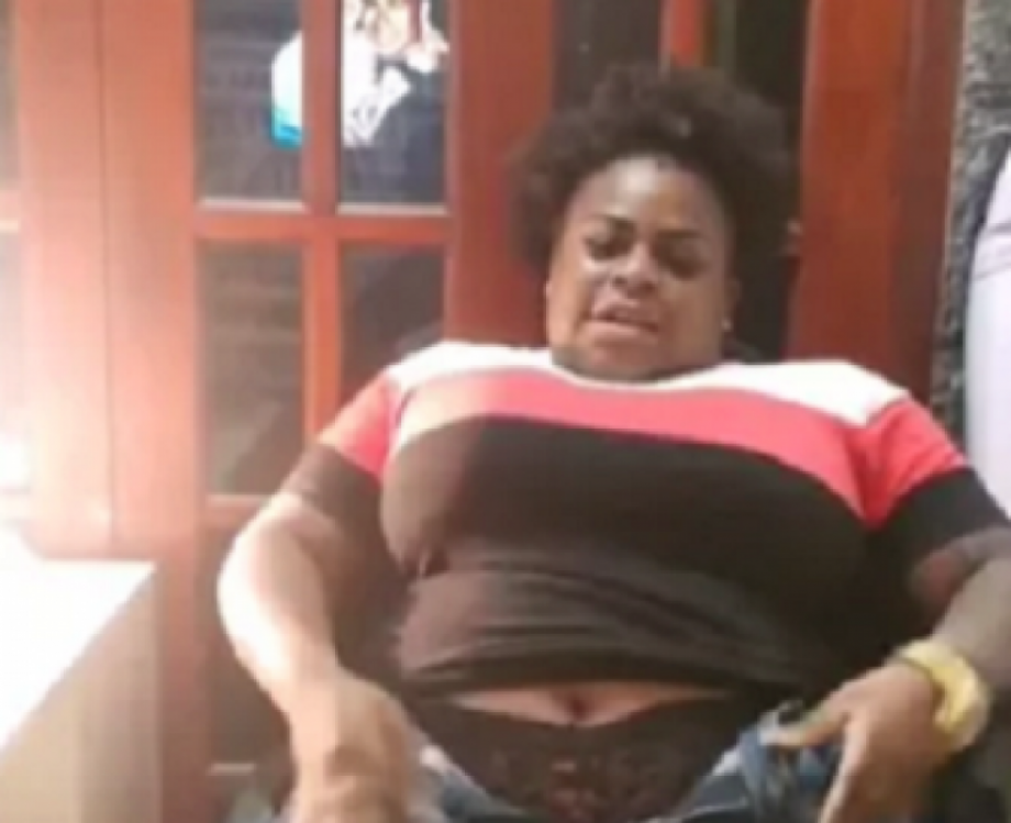 Jojo Todynho se revolta com f&atilde; e abre as cal&ccedil;as para provar que n&atilde;o usa cinta