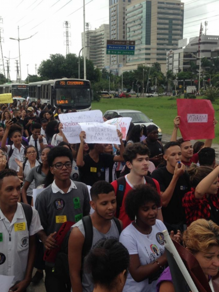 Estudantes se concentram na Via Light em Nova Igua&ccedil;u