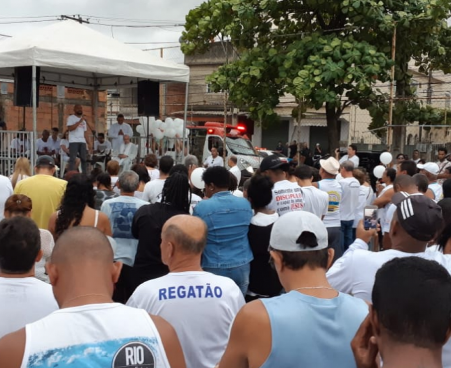 Parentes e amigos das vítimas se reúnem em São Gonçalo
