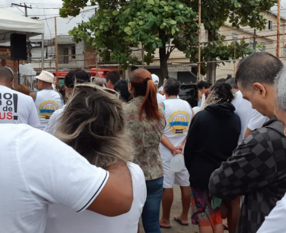 Parentes e amigos das vítimas se reúnem em São Gonçalo