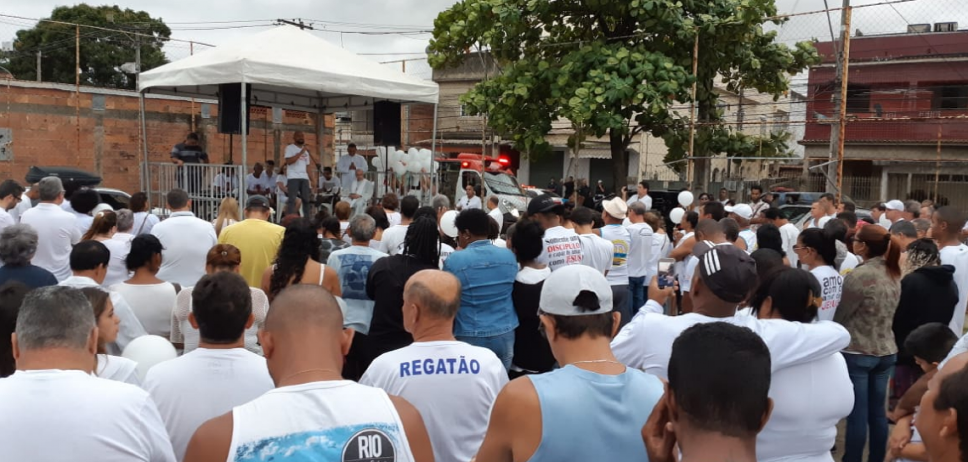 Parentes e amigos das vítimas se reúnem em São Gonçalo