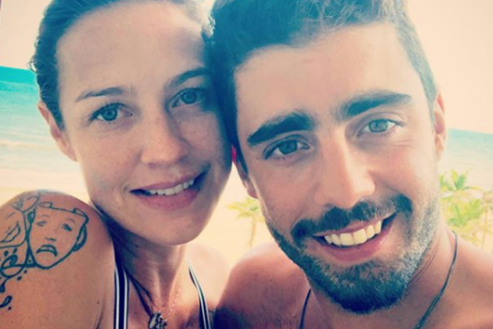 Luana Piovani é vista aos beijos com o ex Pedro Scooby em programa de TV