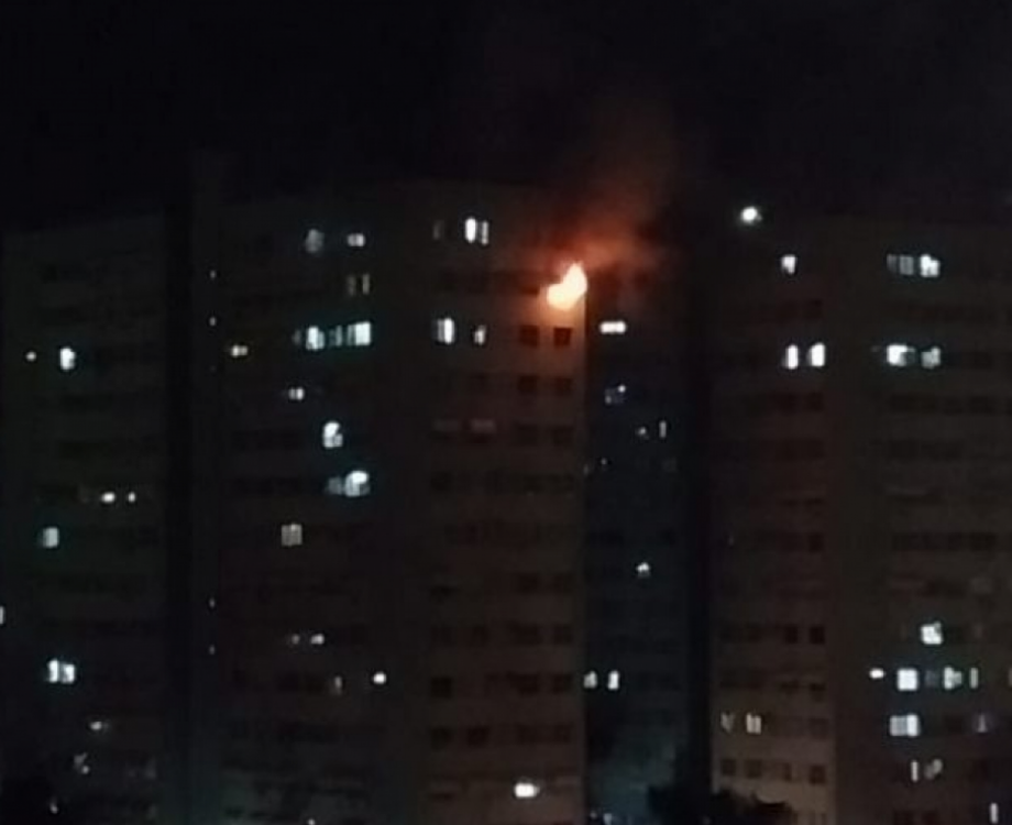 Um inc&ecirc;ndio no 13&ordm; andar no bloco 2 do condom&iacute;nio Formos&atilde;o, em Campos, matou uma idosa de 75 e causou p&acirc;nico entre os moradores, na noite de s&aacute;bado 