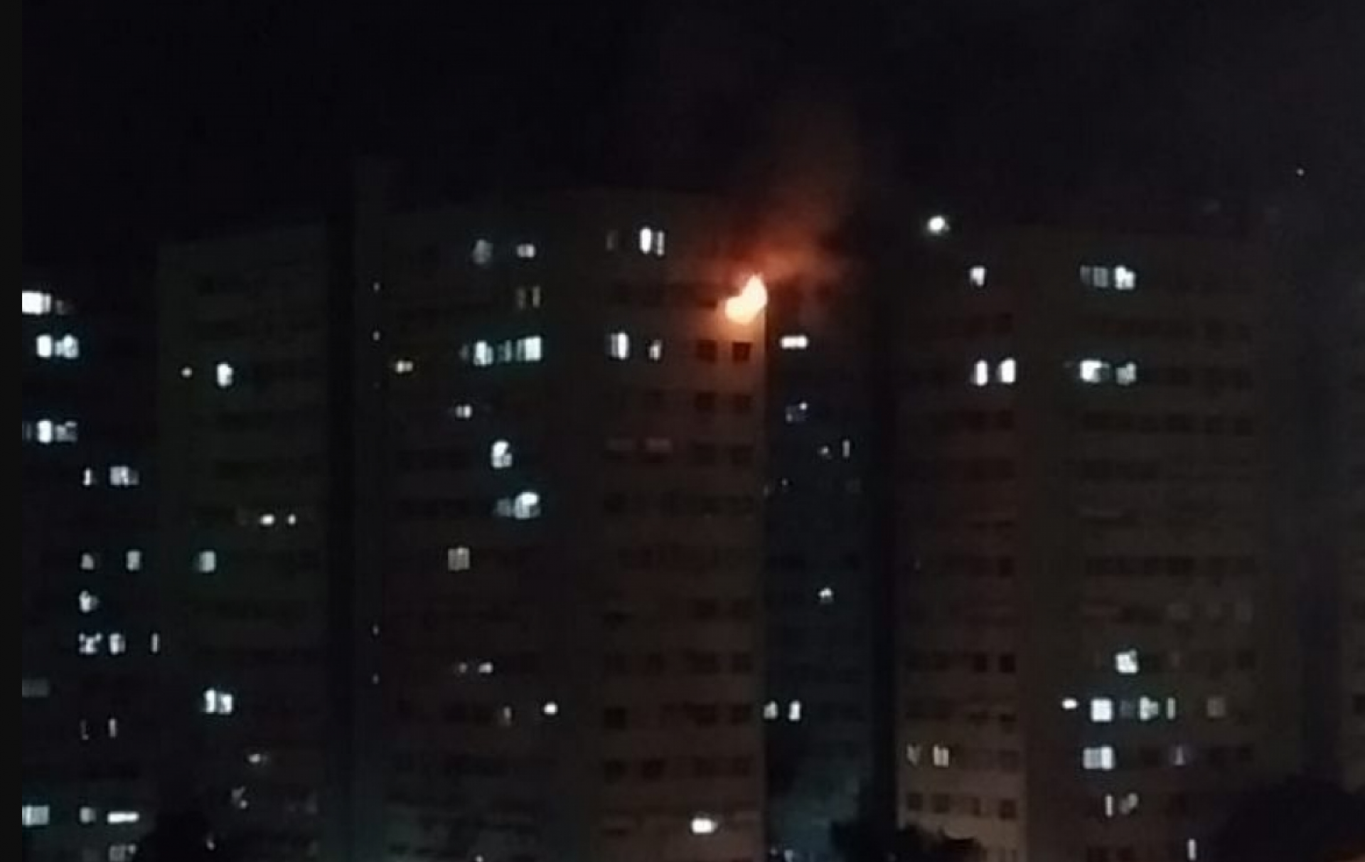 Um inc&ecirc;ndio no 13&ordm; andar no bloco 2 do condom&iacute;nio Formos&atilde;o, em Campos, matou uma idosa de 75 e causou p&acirc;nico entre os moradores, na noite de s&aacute;bado 