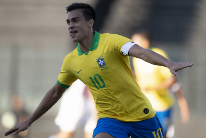 Reinier comemorando um de seus gols