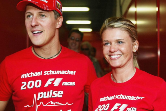 Schumacher e Corinna estão juntos há 20 anos. É ela hoje quem cuida da recuperação do ex-piloto