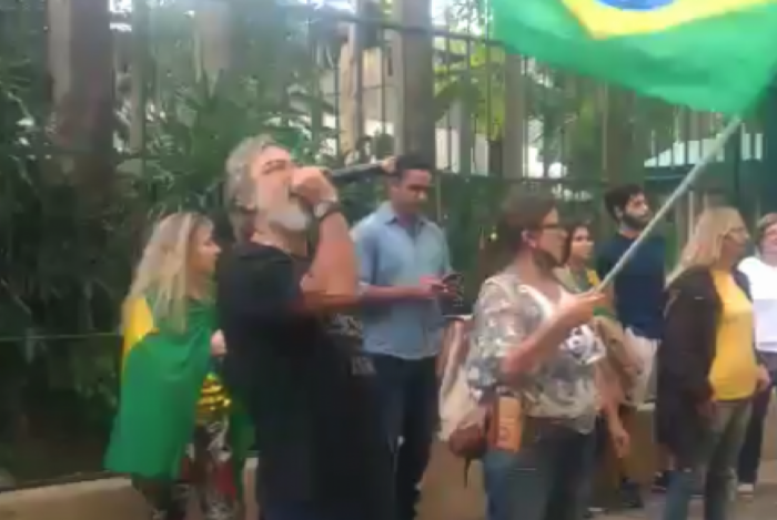 Apoiadores de Bolsonaro fazem protesto na casa de Alexandre de Moraes 
