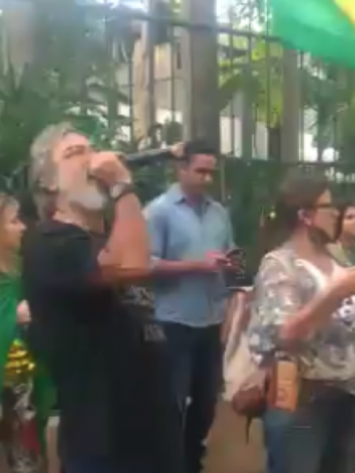 Apoiadores de Bolsonaro fazem protesto na casa de Alexandre de Moraes 
