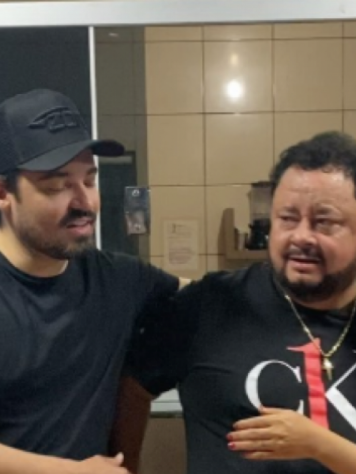 Marco Cesar n&atilde;o aguentou a emo&ccedil;&atilde;o ao receber o presente do sertanejo; assista ao v&iacute;deo