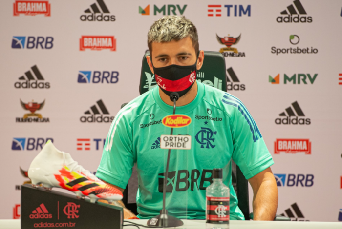 Jornalista crava que Arrascaeta quer deixar o Flamengo e esposa do jogador rebate: Informação falsa