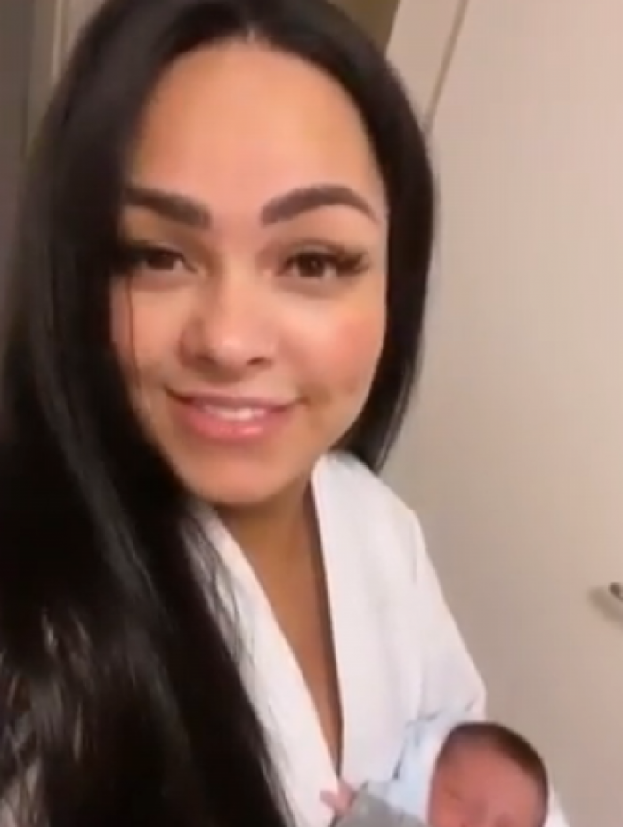 Mulher Melancia mostra filho rec&eacute;m-nascido