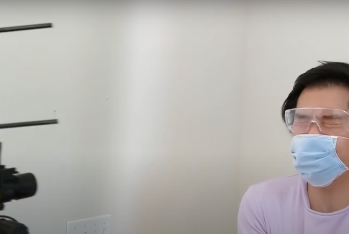 Youtuber cria arma que atira máscara no rosto das pessoas