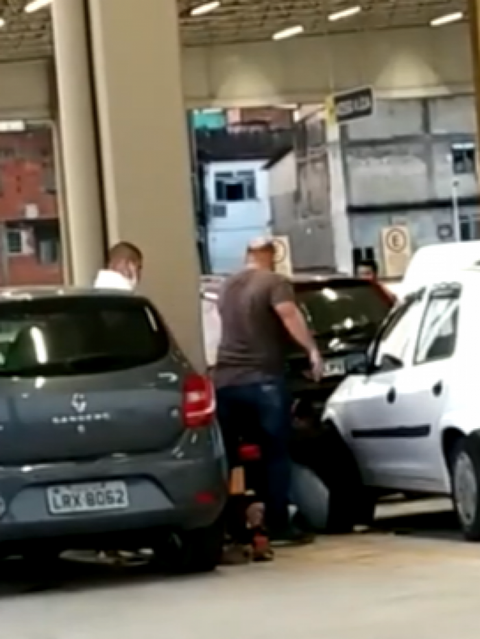 Homem é agredido no estacionamento do supermercado Assaí, na Zona Oeste do Rio
