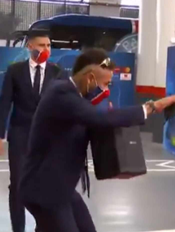 Neymar chega à final da Champions ao som de Claudinho e Buchecha