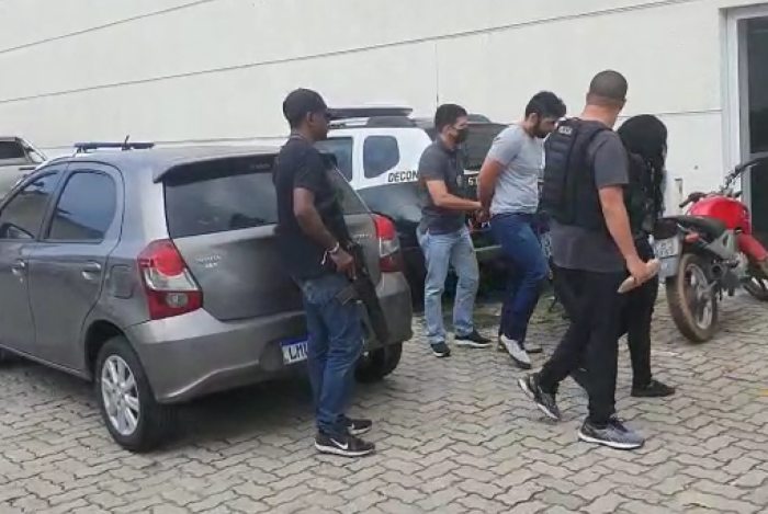 Casal é preso ao tentar vender carro roubado para Polícia Militar na Baixada Fluminense