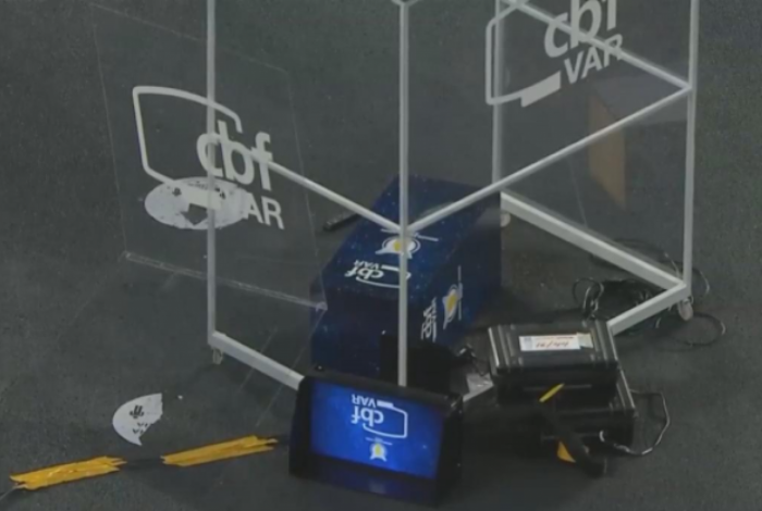 VAR após levar chute de Gatito