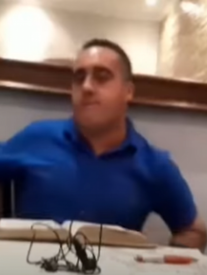 Sem saber que estava ao vivo, pastor agride e xinga mulher em live