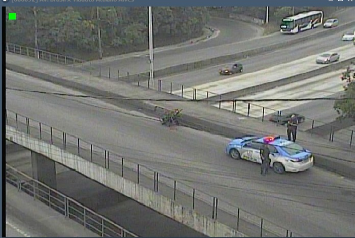 Policiais militares do 22ºBPM (Maré) verificam a ocorrência