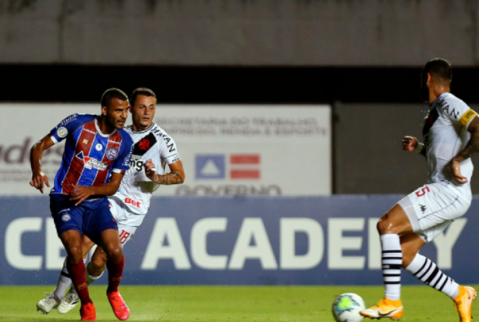 Com a defesa vulnerável, Leandro Castan não evitou o novo tropeço em Salvador