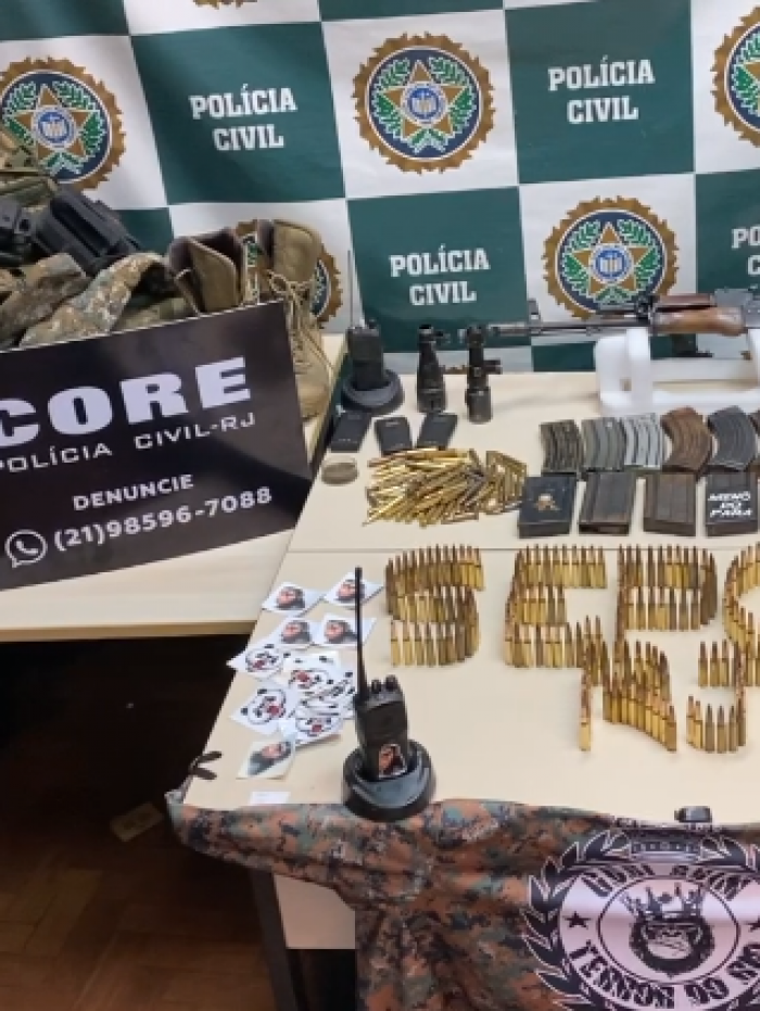 Operação apreendeu um fuzil, munição e fardamento - Divulgação/Polícia Civil