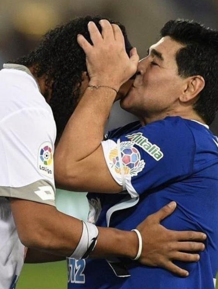 Ronaldinho Gaúcho lamentou a morte de Maradona