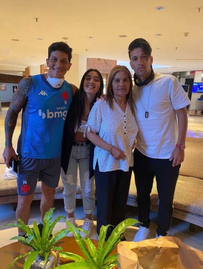 Em casa, Germán Cano teve um emocionante reencontro com a família no saguão do hotel-concentração do Vasco