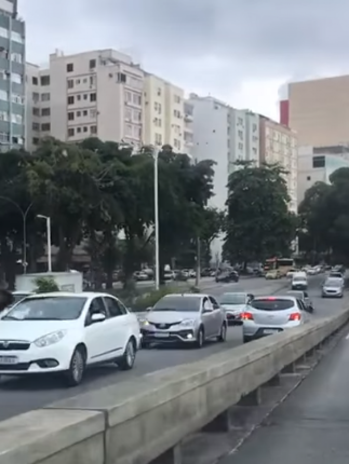 Motorista entra na contramão em viaduto na Praia de Botafogo
