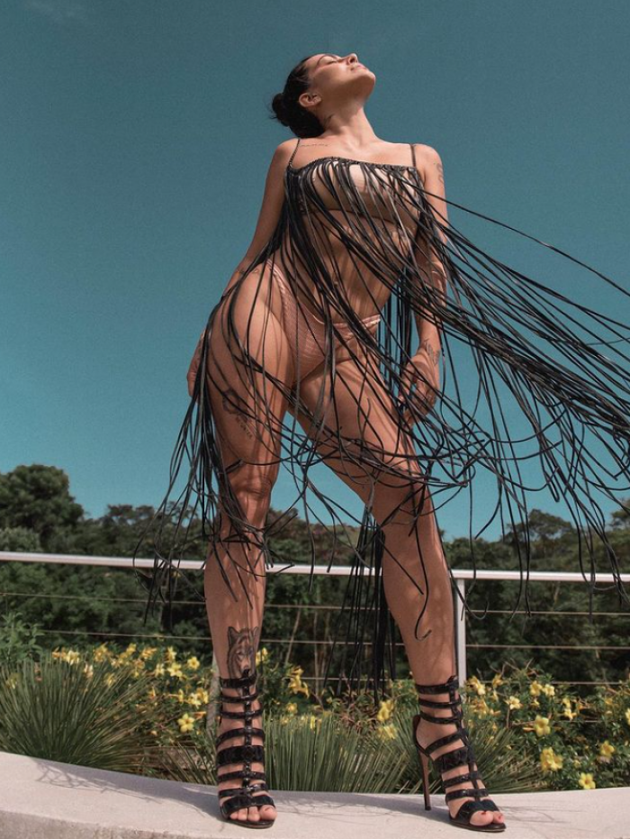 Cleo sensualiza na web