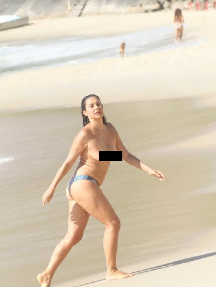 Giovanna Gold faz topless em praia do Rio