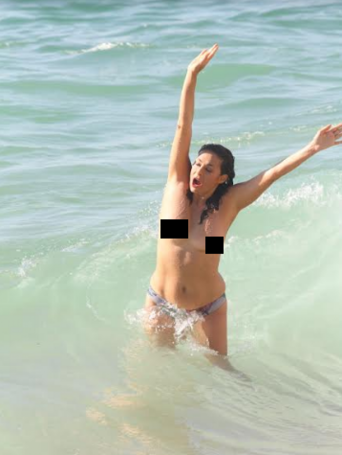 Giovanna Gold faz topless em praia do Rio