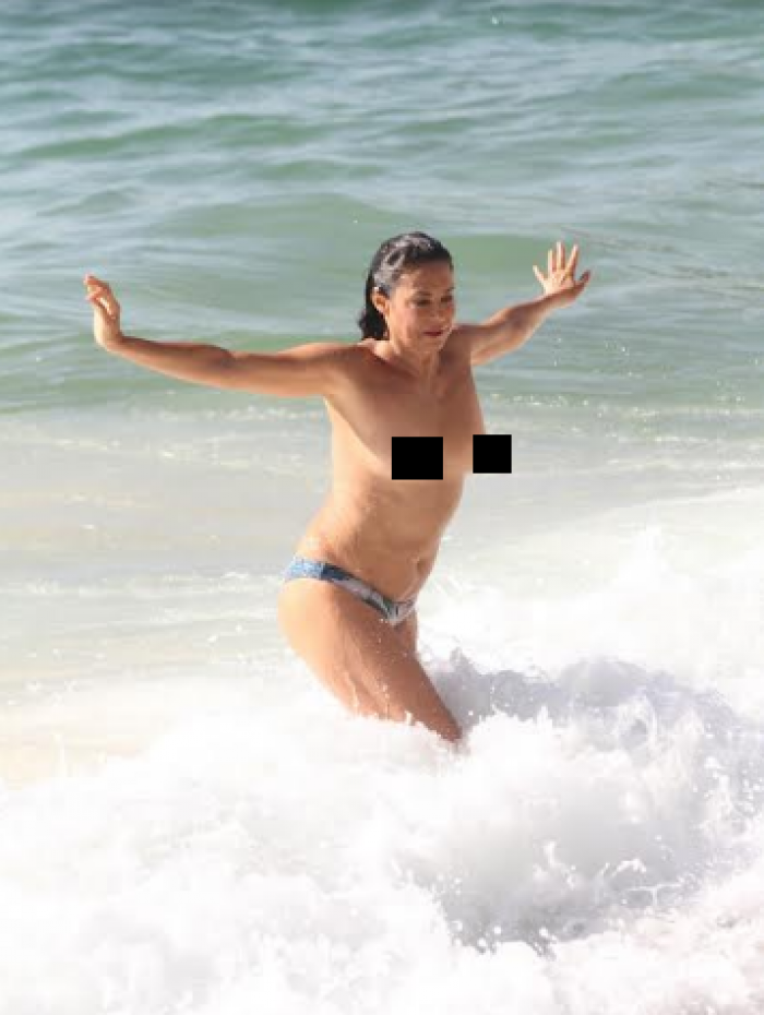 Giovanna Gold faz topless em praia do Rio
