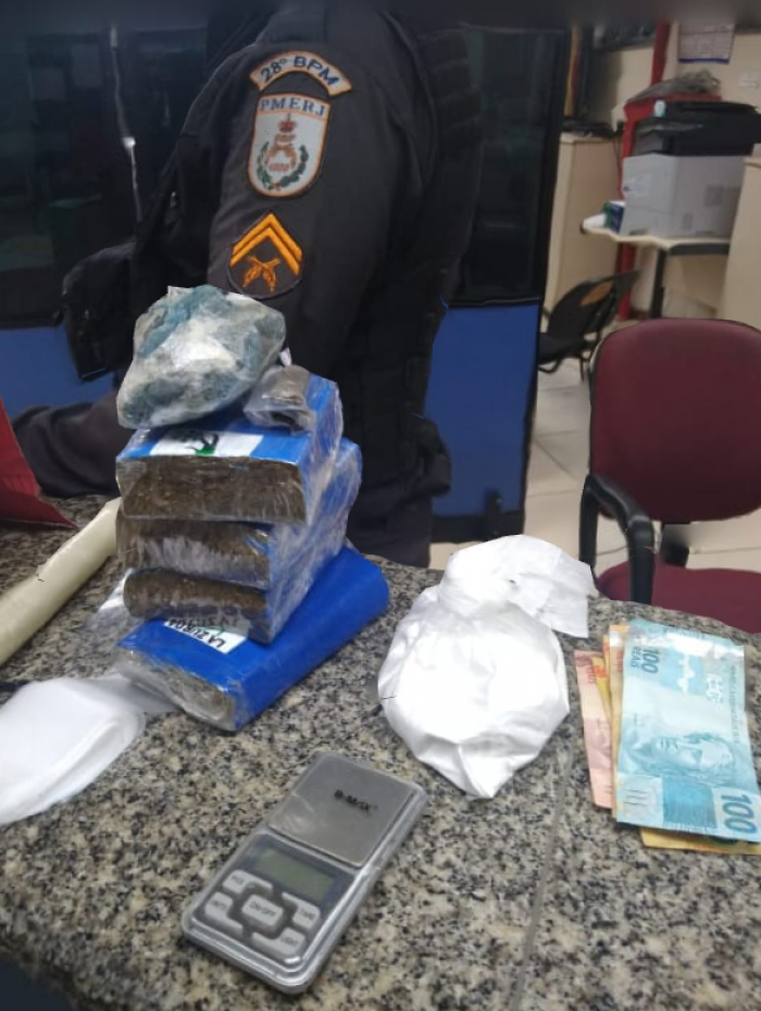 Material apreendido dentro de residência na Colina, em Volta Redonda - Divulgação/ PM